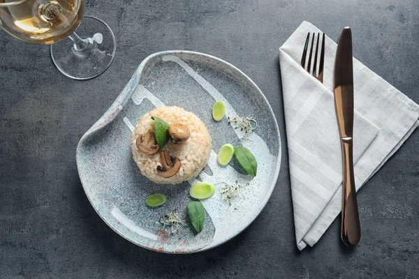 Plattan med läckra risotto och svamp på bord — Stockfoto