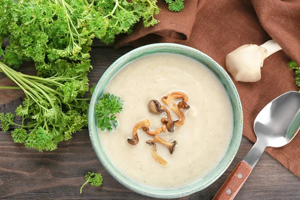 Bowl cu supa delicioasa de ciuperci pe masa de lemn — Fotografie, imagine de stoc