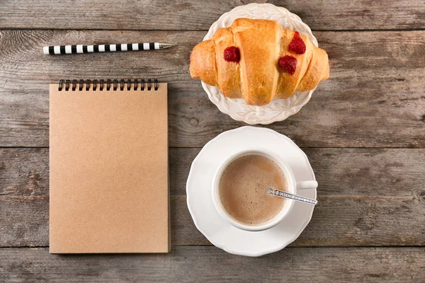 Плоская композиция с вкусным завтраком и ноутбуком на деревянном столе, вид сверху — стоковое фото