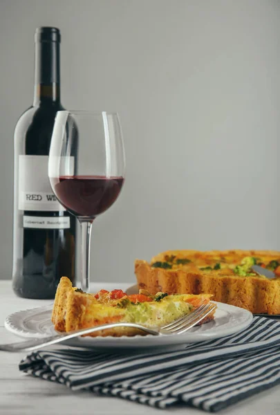 Välsmakande broccoli paj serveras med vin på bordet — Stockfoto