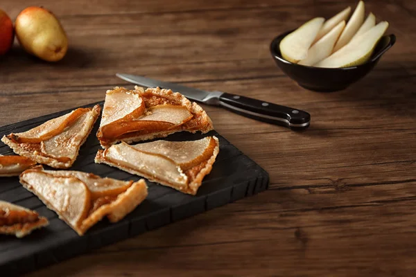 Rodajas de deliciosa tarta de pera sobre tabla de madera —  Fotos de Stock