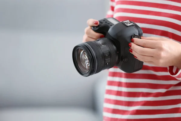 Junger Fotograf mit Kamera, drinnen — Stockfoto