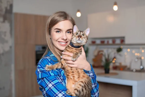 Hermosa mujer joven con gato lindo en la cocina — Foto de Stock