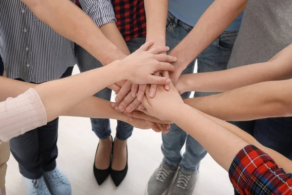 Jóvenes poniendo las manos juntas como símbolo de unidad — Foto de Stock