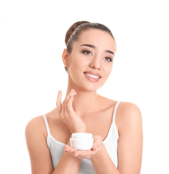 Mujer joven aplicando crema corporal sobre fondo blanco —  Fotos de Stock