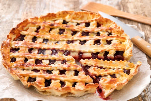 Mutfak masasında lezzetli vişneli tart