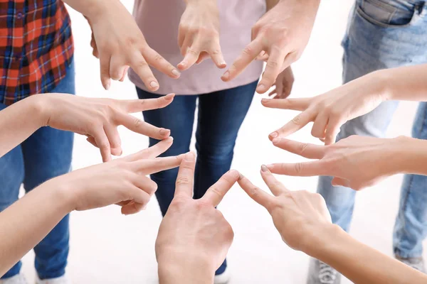 Jongeren zetten handen samen als symbool van de eenheid — Stockfoto