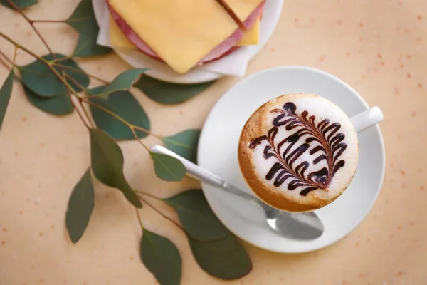 Taza de café aromático para el desayuno en la mesa — Foto de Stock