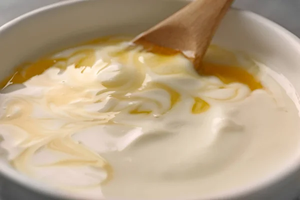 Tasty yogurt with honey, closeup — Stock Photo, Image