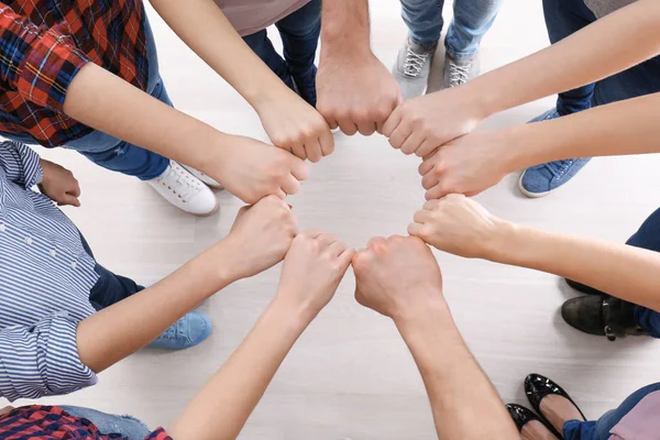 Jóvenes juntando sus puños en círculo como símbolo de unidad —  Fotos de Stock