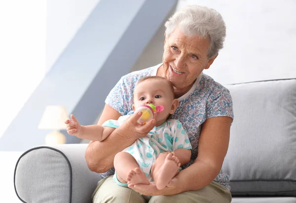 Seniorin Spielt Hause Mit Ihrem Kleinen Enkel — Stockfoto