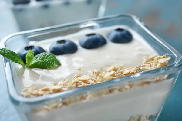 Yogurt with oat flakes and blueberry in bowl, closeup — ストック写真