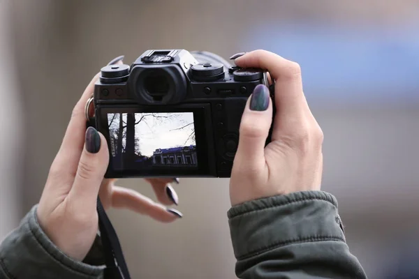 Giovane fotografo con macchina fotografica, all'aperto — Foto Stock