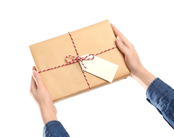 Женщина с подарочной коробкой на белом фоне — стоковое фото