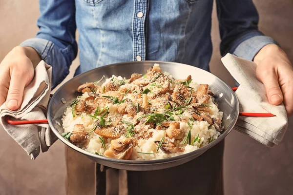 여 자가 들고 요리 맛 있는 리조또, 버섯, 근접 촬영 — 스톡 사진