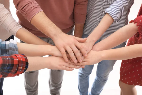 Les jeunes mettent les mains ensemble comme symbole d'unité — Photo