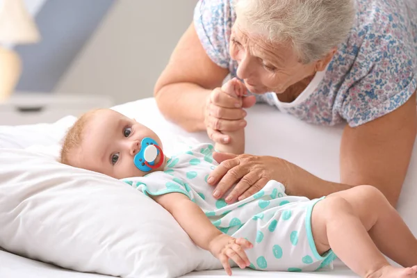 Seniorin Spielt Hause Mit Ihrem Kleinen Enkel — Stockfoto