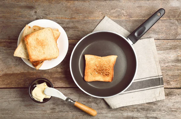 プレートとテーブルの上のパンを焼いたフライパン — ストック写真