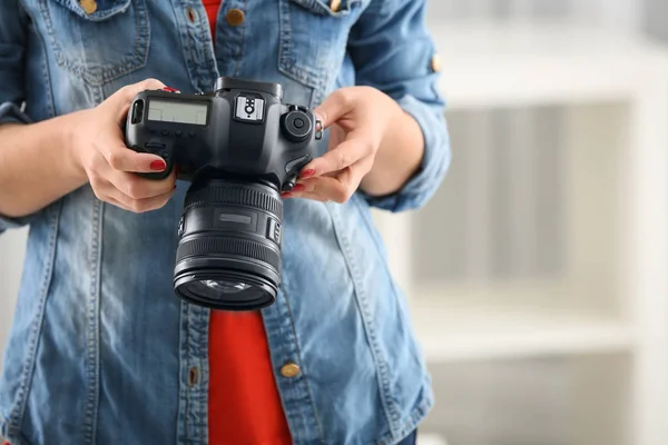 Joven Fotógrafo Con Cámara Interiores —  Fotos de Stock