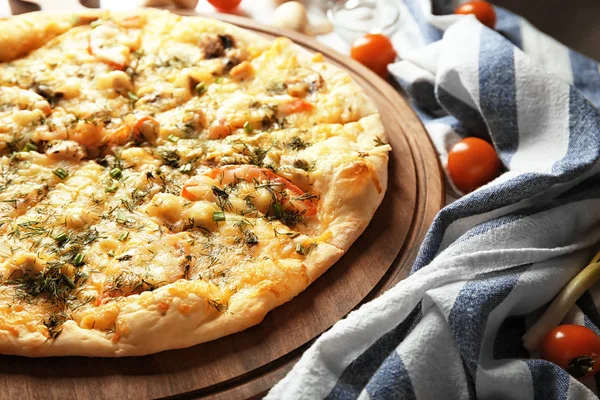 Lezzetli peynir pizza ahşap masa, closeup üzerinde. Taze fırın