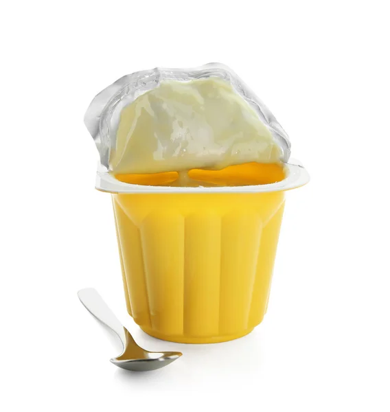 Plastmugg med fruktyoghurt på vit bakgrund — Stockfoto