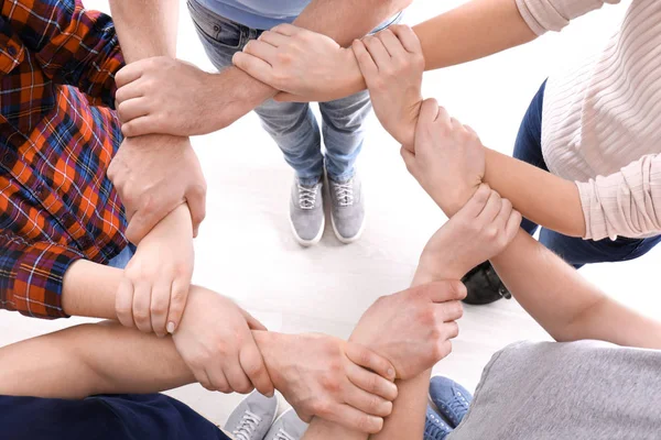 Молоді люди роблять коло руками як символ єдності — стокове фото