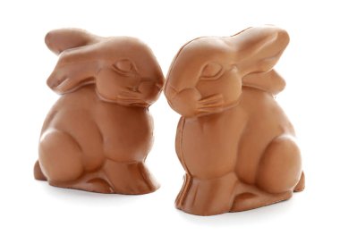 Beyaz zemin üzerine çikolata Paskalya tavşanları