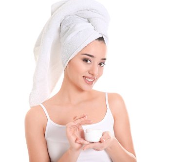 Beyaz arka plan üzerinde el kremi kavanoz olan kadın