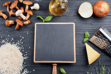 Kompozisyon malzemeler için ahşap arka plan üzerinde risotto ile