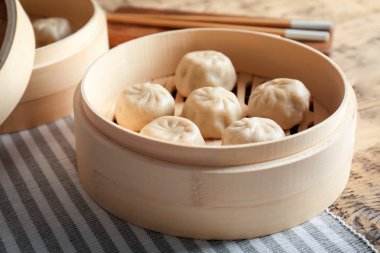 Bambu vapur ile lezzetli baozi köfte masada