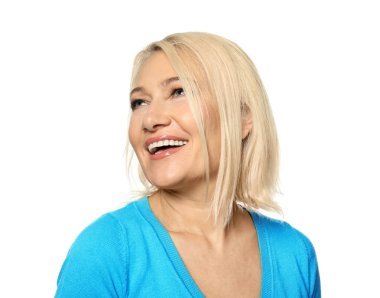 Beyaz arka plan üzerinde gülümseyen Olgun kadın portresi