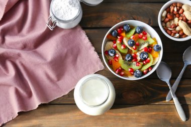 Lezzetli kahvaltı taze yoğurt ve meyve ahşap tablo