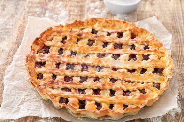 Mutfak masasında lezzetli vişneli tart