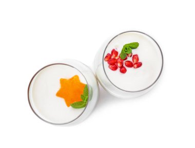 Yoğurt meyve beyaz zemin üzerine gözlük ile