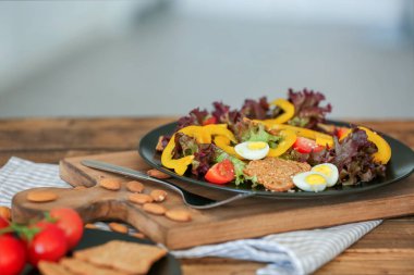 Siyah tabakta kırmızı biber ve haşlanmış yumurta salatası