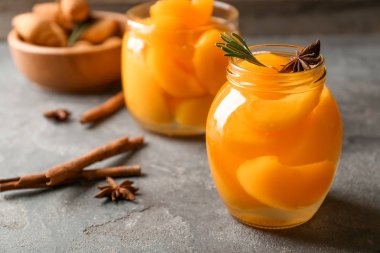 Tablo üzerinde turşu kayısı ile jar