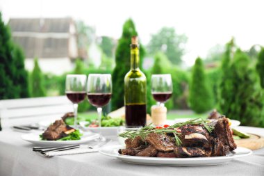 Masada akşam yemeği için lezzetli kaburga hizmet