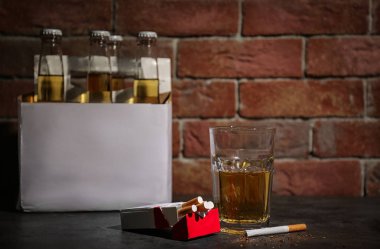 Alkol ve sigara tablo yakınındaki duvara bardak