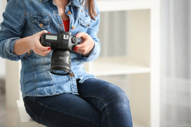 Genç fotoğraf ile fotoğraf makinesi, kapalı