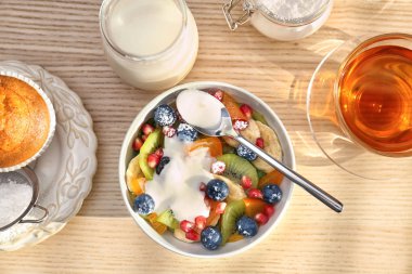 Lezzetli kahvaltı taze yoğurt ve meyve ahşap tablo