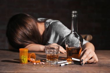 Alkol, uyuşturucu, Sigara ve bilinçsiz kadın arka plan üzerinde