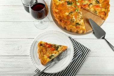 Masada şarap ile hizmet lezzetli brokoli kiş