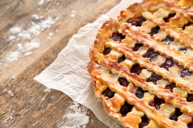 Mutfak masasında lezzetli vişneli tart