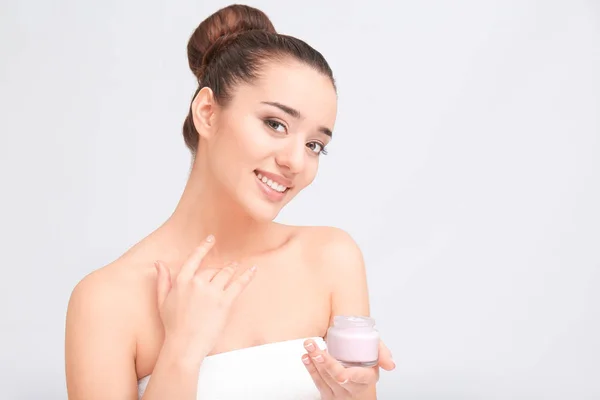 Young Woman Applying Body Cream White Background — Stock Photo, Image