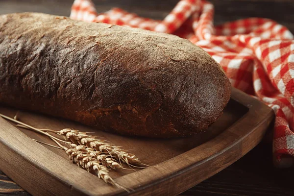 Brood van roggebrood op tafel. Vers uit de oven — Stockfoto