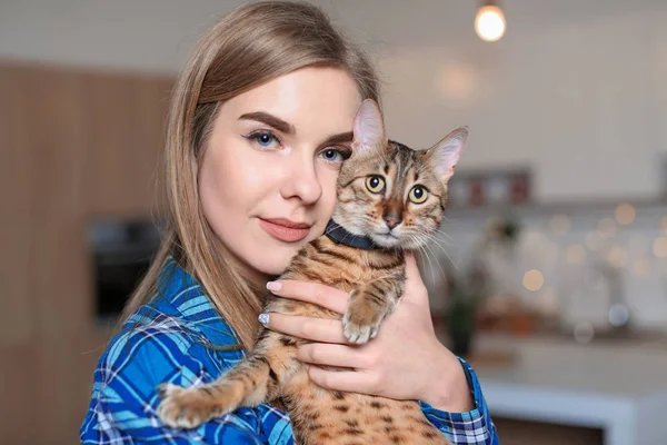 Krásná mladá žena s roztomilý kočka v kuchyni — Stock fotografie