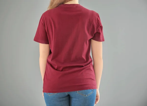 Jonge vrouw in stijlvolle t-shirt op lichte achtergrond. Mockup voor ontwerp — Stockfoto
