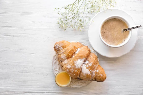 Deska s croissanty a kávu na stole. Chutná snídaně — Stock fotografie