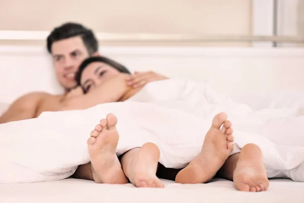 Seksi Genç Aşıklar Yatakta Samimi Olmak — Stok fotoğraf