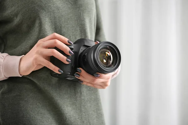 Jovem Fotógrafo Com Câmera Dentro Casa — Fotografia de Stock